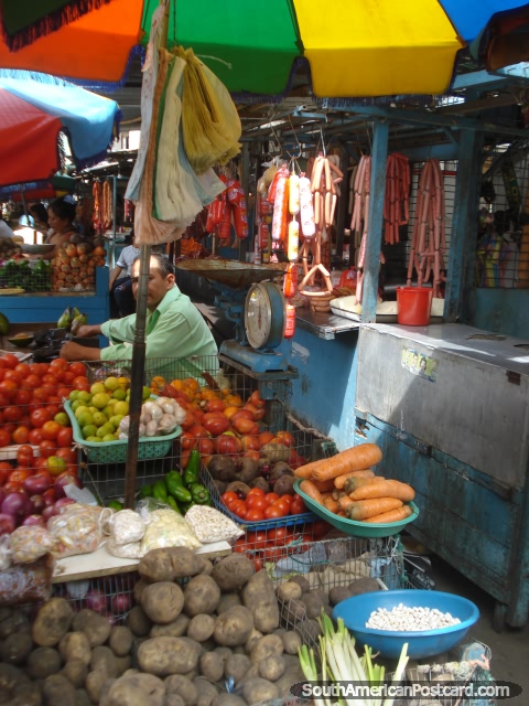 Mercado vegetal em Machala. (480x640px). Equador, Amrica do Sul.
