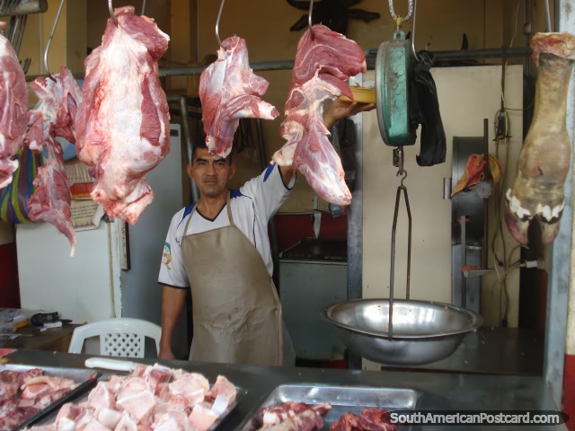 Um aougueiro nos mercados de carne de Machala posa para um quadro. (640x480px). Equador, Amrica do Sul.