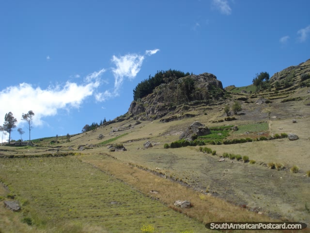Formaciones de la roca y cantos rodados en las colinas a Zumbahua. (640x480px). Ecuador, Sudamerica.