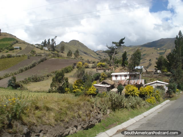El lazo Quilotoa entre Pujili y Zumbahua tiene el paisaje aturdidor! (640x480px). Ecuador, Sudamerica.