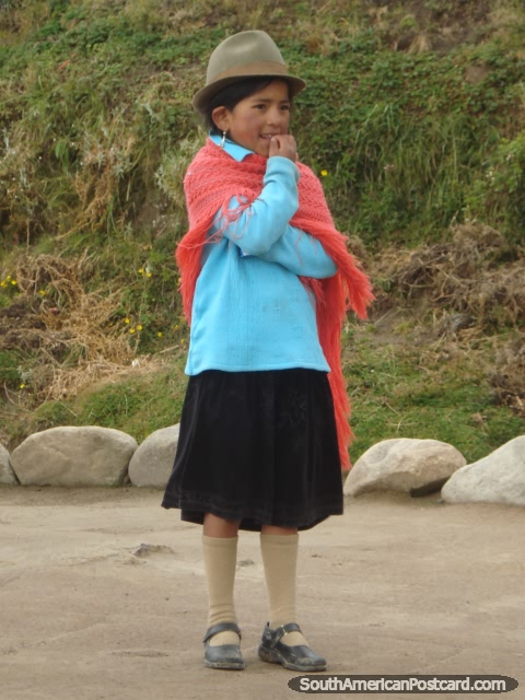Garota em Quilotoa vestida com roupas tradicionais, usadas nas terras altas. (480x640px). Equador, Amrica do Sul.