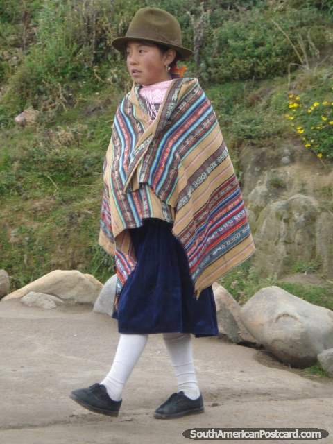 A menina em Quilotoa vestiu-se em poncho padronizado e chapu. (480x640px). Equador, Amrica do Sul.