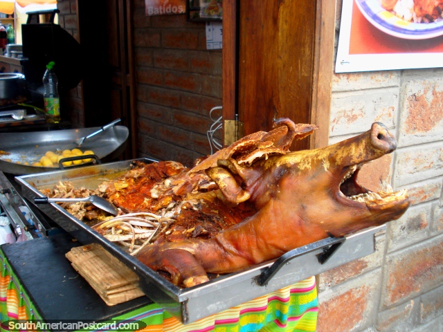 Los cerdos cocinados enteros son un sitio comn en Otavalo. (640x480px). Ecuador, Sudamerica.