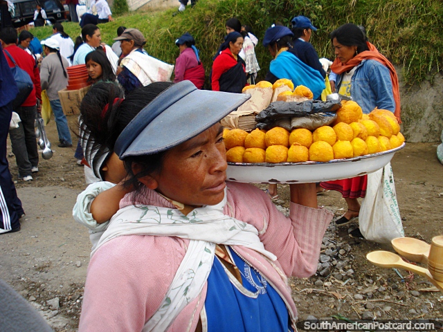 Una mujer vende anillos de espuma en los mercados en Otavalo. (640x480px). Ecuador, Sudamerica.