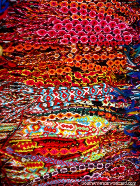 Pulseras en mercados de Otavalo con colores brillantes y modelos. (480x640px). Ecuador, Sudamerica.