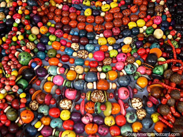 Collares hechos de semillas con colores asombrosos, Otavalo. (640x480px). Ecuador, Sudamerica.