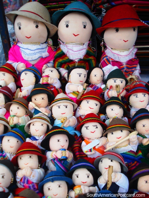 Pequenas e grandes bonecas que mantêm flautas, tubos e percussão, Otavalo. (480x640px). Equador, América do Sul.