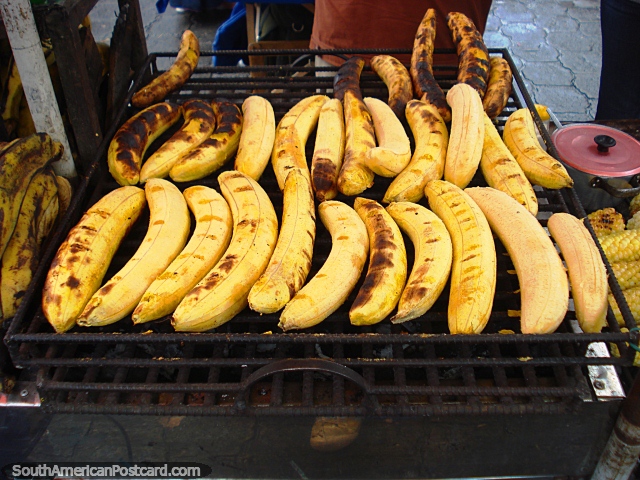 Pltanos preparados en BBQ deliciosos en mercados en Otavalo. (640x480px). Ecuador, Sudamerica.