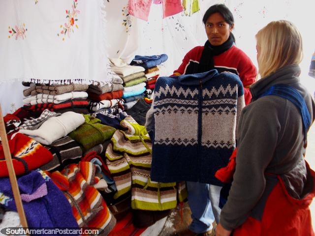 Tecidos jrsei de cores diferentes e modelos em mercado de Otavalo. (640x480px). Equador, Amrica do Sul.
