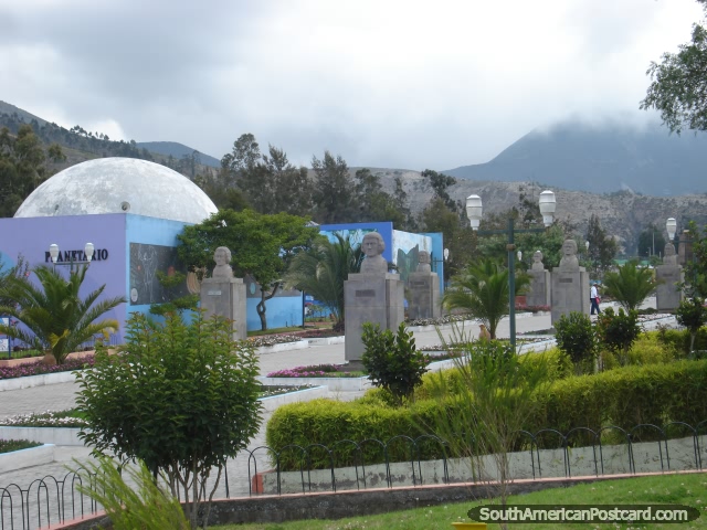 O Planetario e passarela de pedestres em Mitad do Mundo. (640x480px). Equador, América do Sul.
