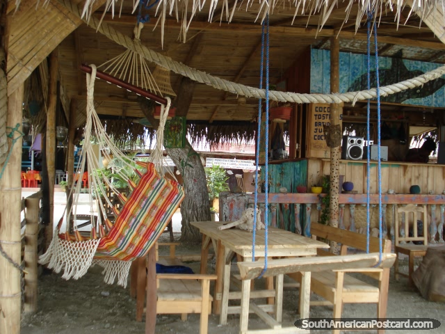 Cabaña de la playa en Puerto Lopez con hamacas, balancee asientos y mesas. (640x480px). Ecuador, Sudamerica.