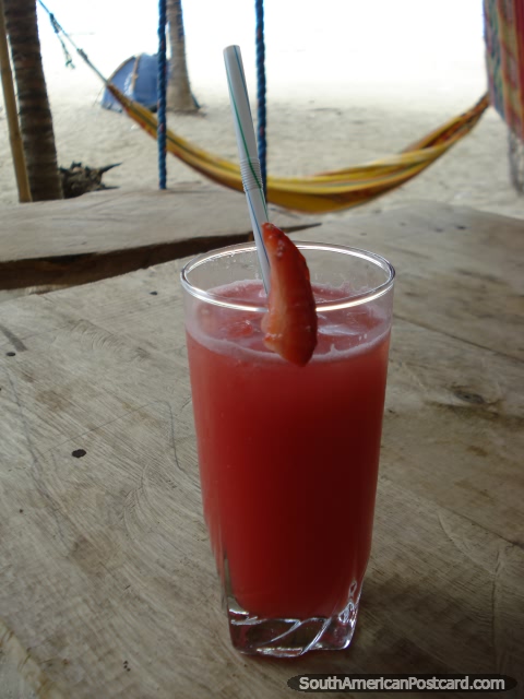 Suco de morango frio na praia em Porto Lopez. (480x640px). Equador, América do Sul.