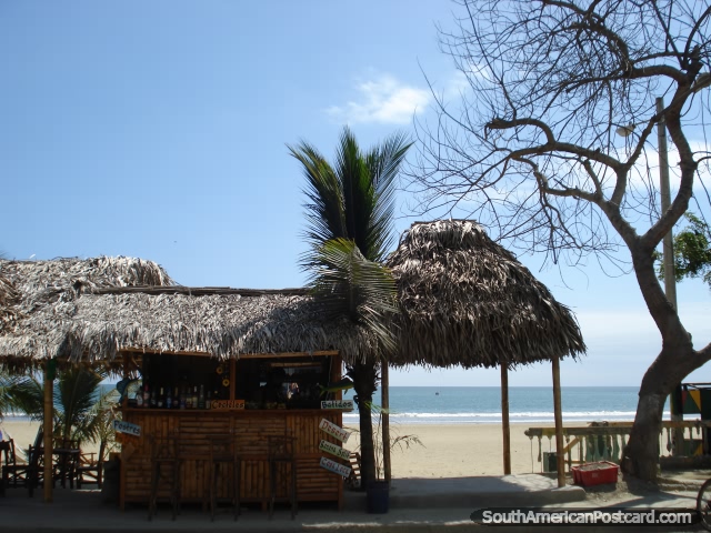 Goste da praia e lugares de bebida sombreados em Porto Lopez. (640x480px). Equador, América do Sul.