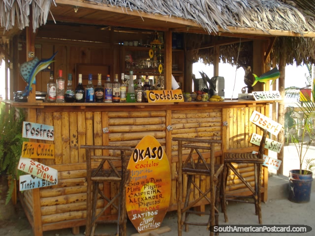 Porto Lopez tem cabanas do inïcio da praia que vendem comida e bebidas. (640x480px). Equador, América do Sul.