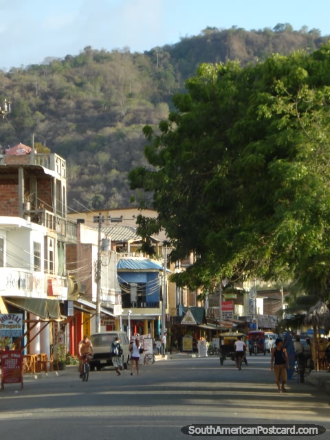 A rua principal em Porto Lopez tem muitos restaurantes. (480x640px). Equador, América do Sul.