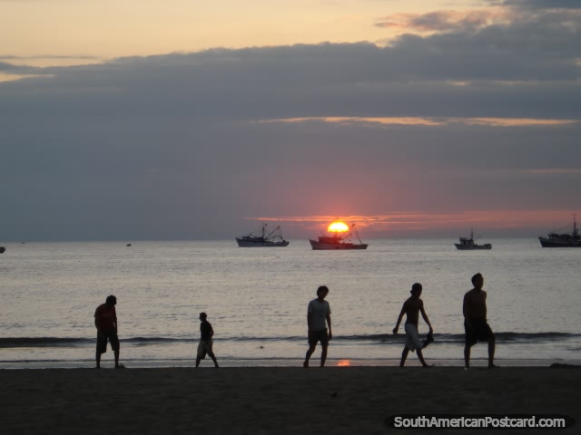 Puesta del sol en Puerto Lopez. (640x480px). Ecuador, Sudamerica.