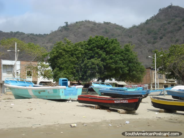 Barcos de pesca na praia em Porto Lopez. (640x480px). Equador, Amrica do Sul.