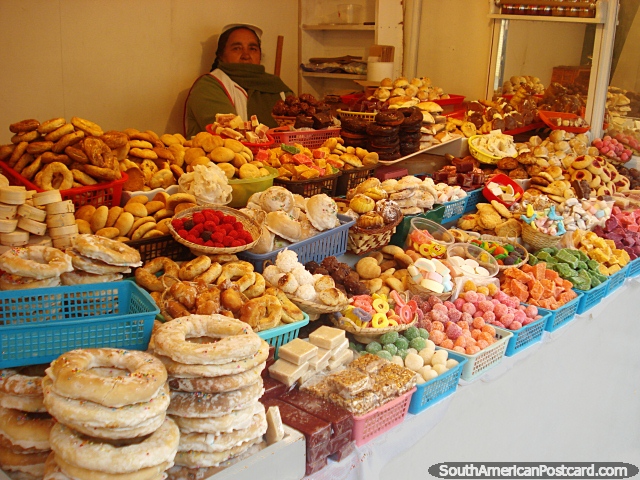 Comida de café da manhã doce de venda em Cuenca, rosquinhas de massa frita, bolos, biscoitos. (640x480px). Equador, América do Sul.