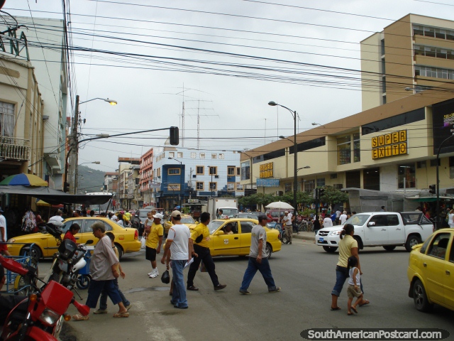 El centro de Portoviejo con un supermercado grande. (640x480px). Ecuador, Sudamerica.