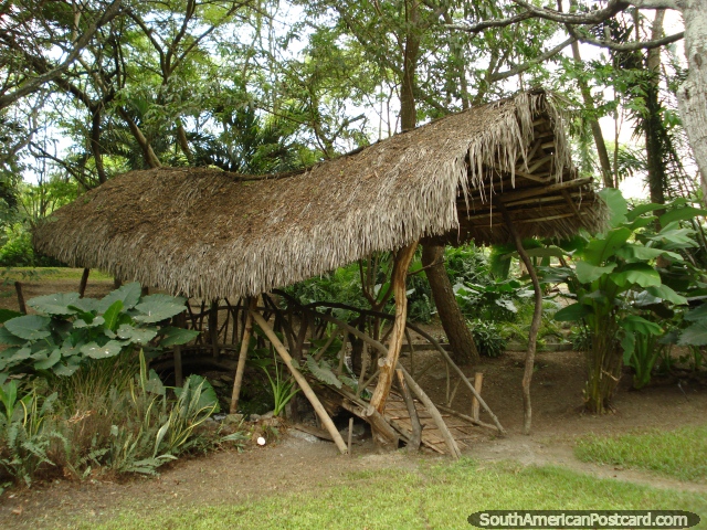 Ponte de madeira sob uma cabana de palha no Jardim Botânico de Portoviejo. (640x480px). Equador, América do Sul.