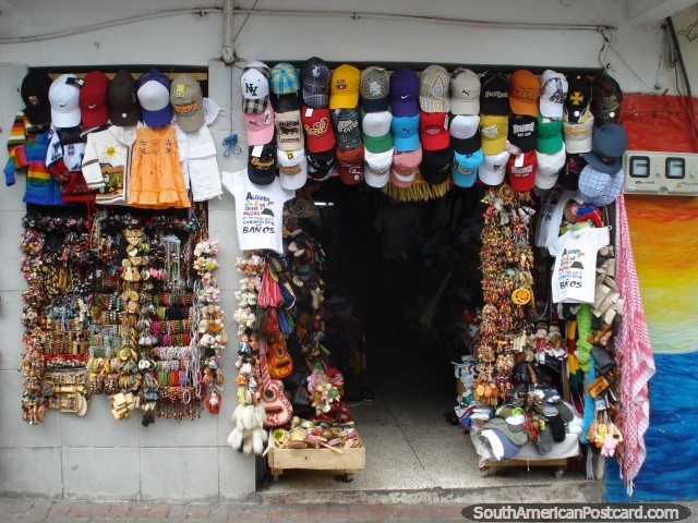 Todas las clases de recuerdos y trozos en una tienda de Banos. (640x480px). Ecuador, Sudamerica.