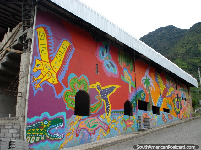 Animales de figurando vistosos como murcilagos, colibres y cocodrilos, mural en la pared, Banos. (640x480px). Ecuador, Sudamerica.