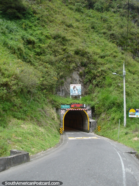 Tunel Agoyan 232 m, o 1o túnel no meu passeio de bicicleta perto de Banos. (480x640px). Equador, América do Sul.