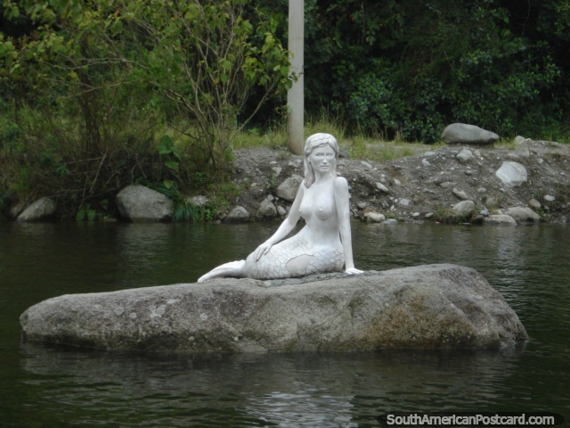 Sereia em uma pedra na lagoa em Rio Verde, Banos. (640x480px). Equador, Amrica do Sul.