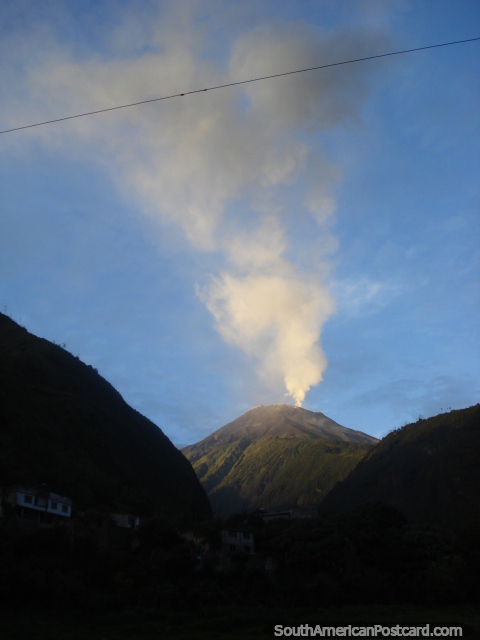Nuvens a vapor de Volcan Tungurahua que sai com ïmpeto em maio de 2010 em Banos. (480x640px). Equador, América do Sul.