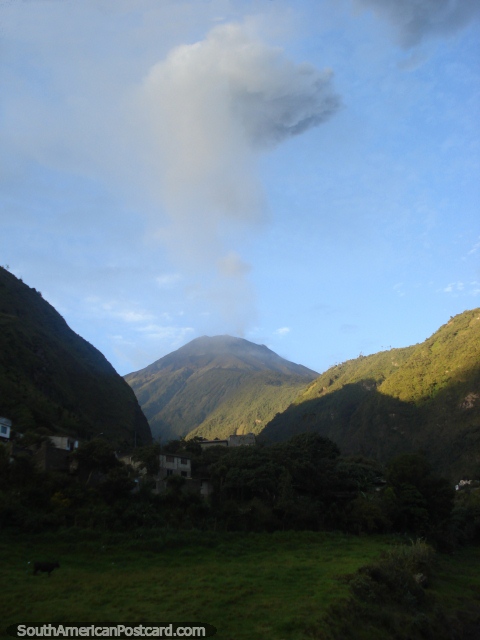 Enorme nuvem acima do vulco em Banos durante a erupo. (480x640px). Equador, Amrica do Sul.