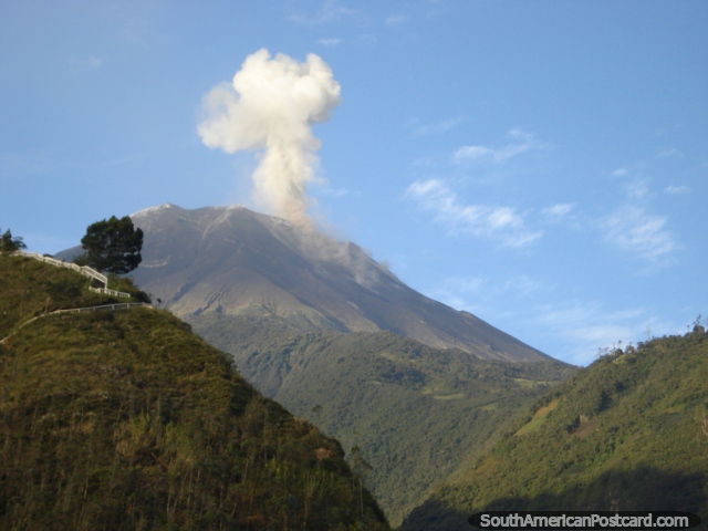 Una vista verdadera para ver en Banos, el valiente se quedó para mirar la erupción volcánica. (640x480px). Ecuador, Sudamerica.