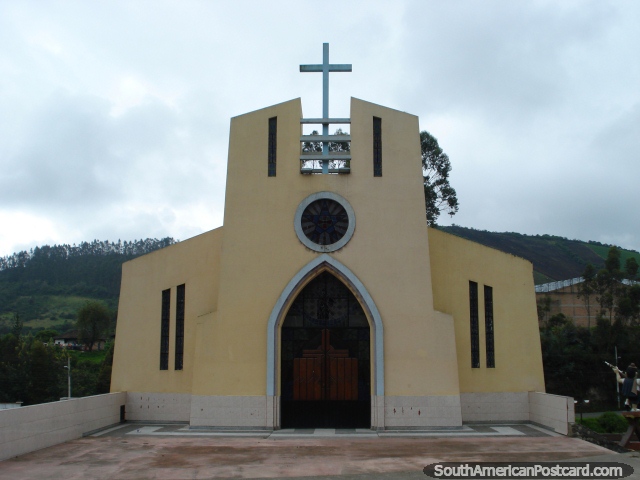 Iglesia unos kilómetros antes de Tulcan. (640x480px). Ecuador, Sudamerica.