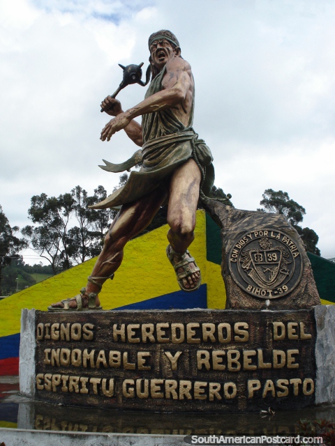 Homem com monumento de clube em Tulcan. (480x640px). Equador, América do Sul.