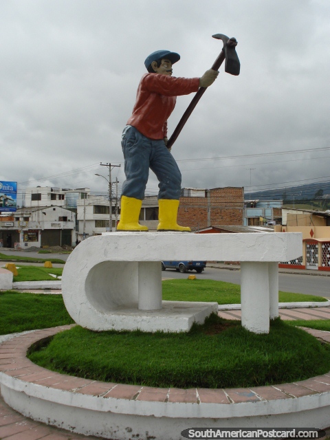 Homem com monumento de arado em Tulcan. (480x640px). Equador, América do Sul.