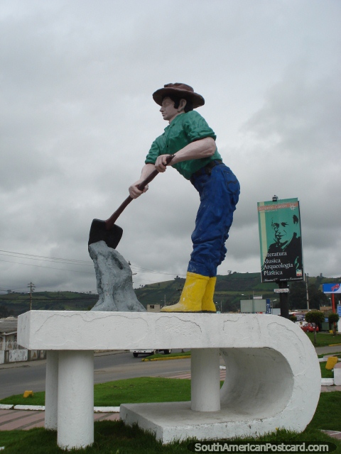 Homem com pá e monumento de cimento em Tulcan. (480x640px). Equador, América do Sul.