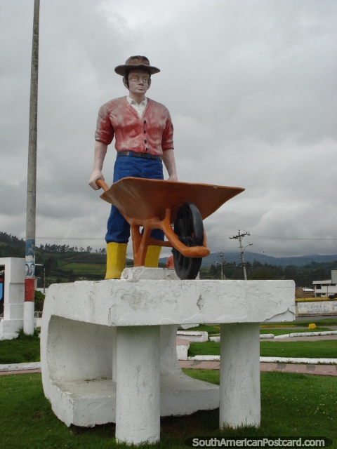 Homem com monumento de carrinho de mão em Tulcan. (480x640px). Equador, América do Sul.