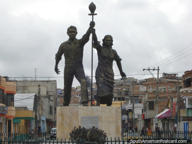 O monumento das pessoas de Tulcan que lutaram pela democracia. (640x480px). Equador, América do Sul.