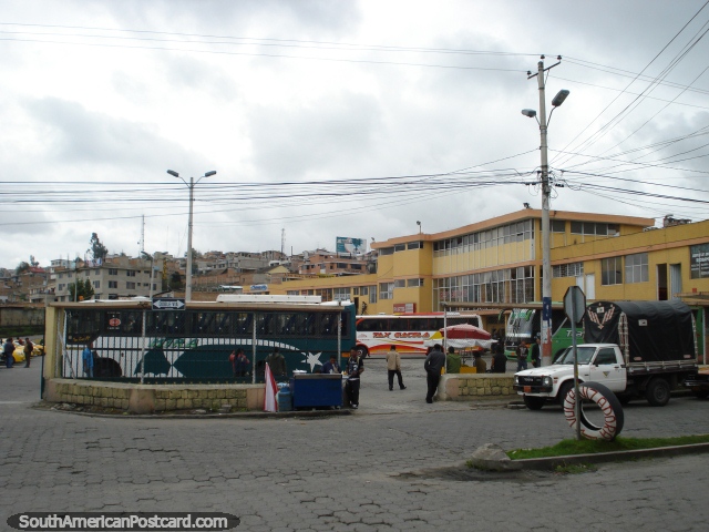 Terminal de ônibus de Tulcan de ônibus ou táxis a borda. (640x480px). Equador, América do Sul.