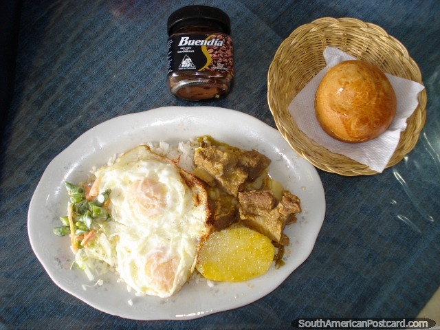 Desayuno de la carne, patatas, arroz y huevos con el caf en Tulcan. (640x480px). Ecuador, Sudamerica.