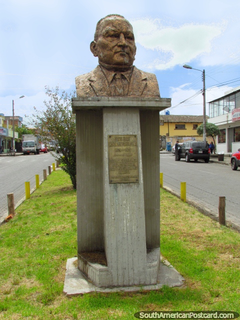 Monumento a David Elias Manangon Cartagena (1904-1979), professor, autor e poeta de Cayambe. (480x640px). Equador, Amrica do Sul.