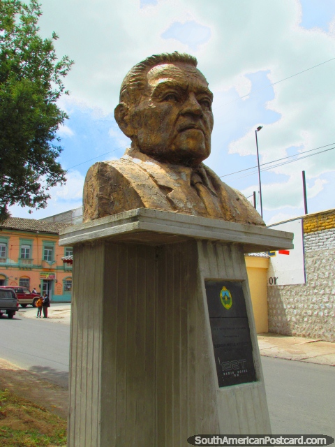 Monumento em Cayambe a Sergio Mejia Aguirre (1895-1972), músico e professor de música. (480x640px). Equador, América do Sul.