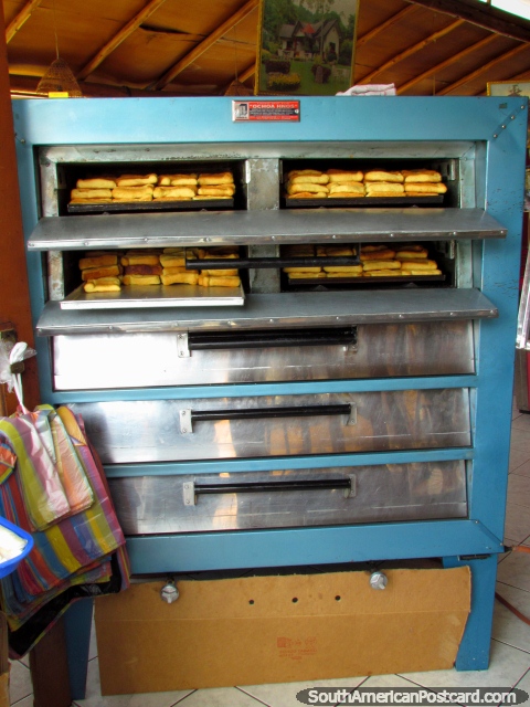 Bizcochos que assa no forno em Bizcochos Katherine em Cayambe. (480x640px). Equador, Amrica do Sul.