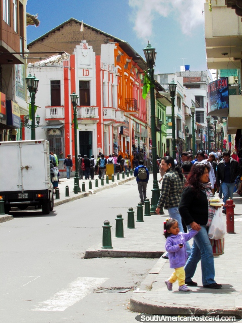 A rua principal colorida em Cayambe. (480x640px). Equador, América do Sul.