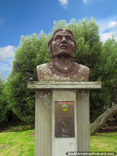 Estatua de Dolores Cacuango en Cayambe. (480x640px). Ecuador, Sudamerica.
