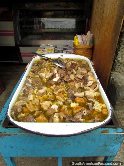 Costelas de carne quente à venda em uma rua de Cayambe. (480x640px). Equador, América do Sul.