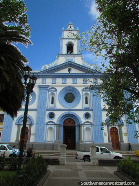 Igreja Matriz de Cayambe, igreja azul e branca. (480x640px). Equador, América do Sul.