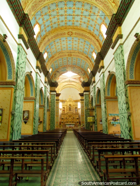 Dentro de visão das arcadas de ouro de Igreja Matriz de Cayambe. (480x640px). Equador, América do Sul.