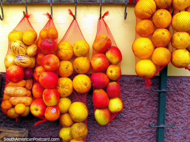 Maçãs, laranjas e fruto de Andes de venda em Cayambe. (640x480px). Equador, América do Sul.
