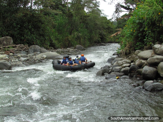 Una familia va la tubería abajo el Río Mindo, 7 tubos afiliados por la cuerda. (640x480px). Ecuador, Sudamerica.