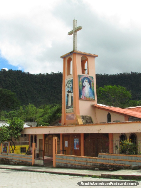 A igreja cor-de-laranja bronzeada em rua principal de Mindo. (480x640px). Equador, Amrica do Sul.